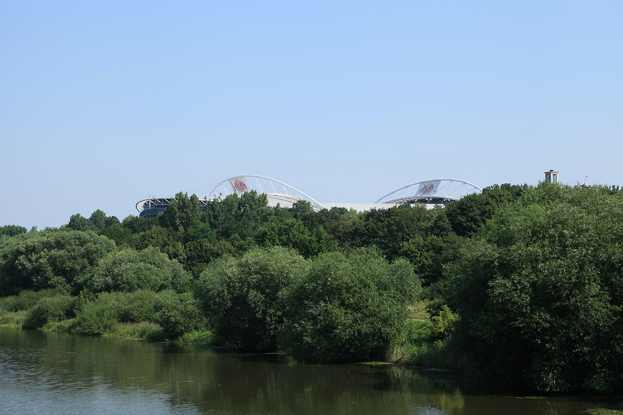 Vista da Red Bull Arena, estádio do RB Leipzig, ao lado do canal Elsterbecken (foto de arquivo)
