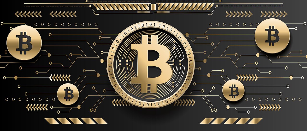 Moeda física dourada com o símbolo do bitcoin, em imagem ilustrativa