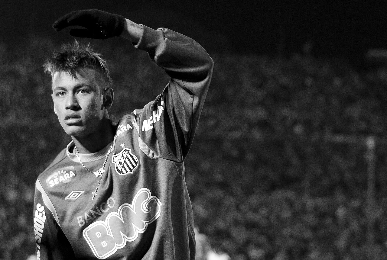 Neymar com a camisa do Santos, em foto de arquivo em preto e branco