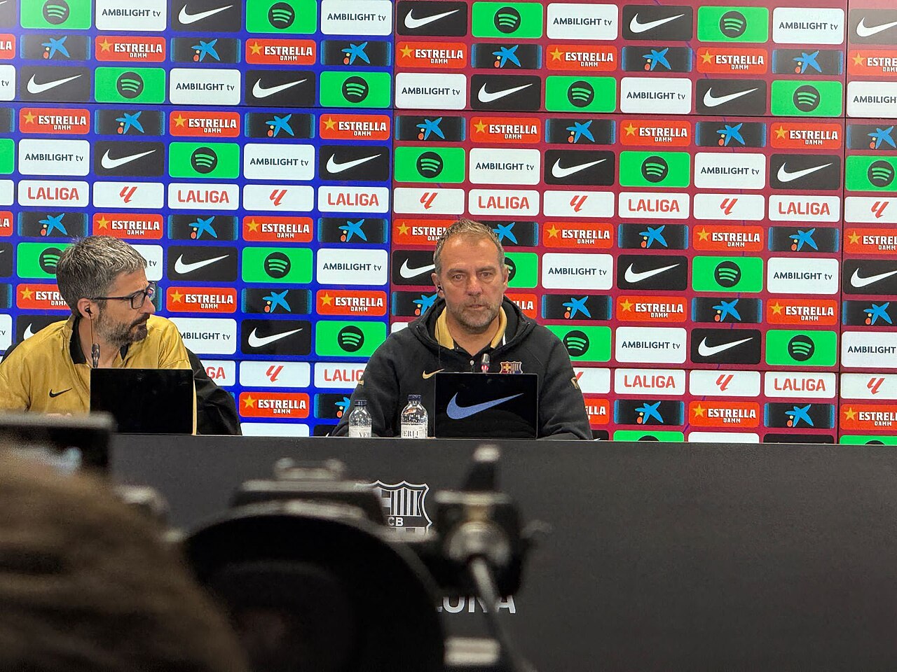 Hansi Flick, técnico do Barcelona, em coletiva de imprensa em 2025 (foto de arquivo)