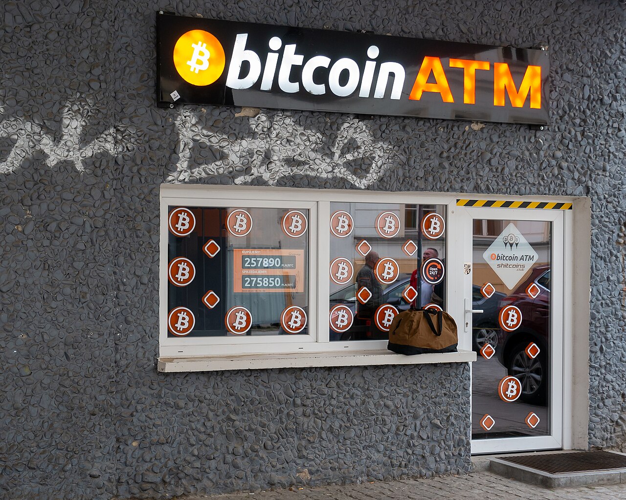 Imagem com a palavra Bitcoin registrada em Wrocław, na Polônia