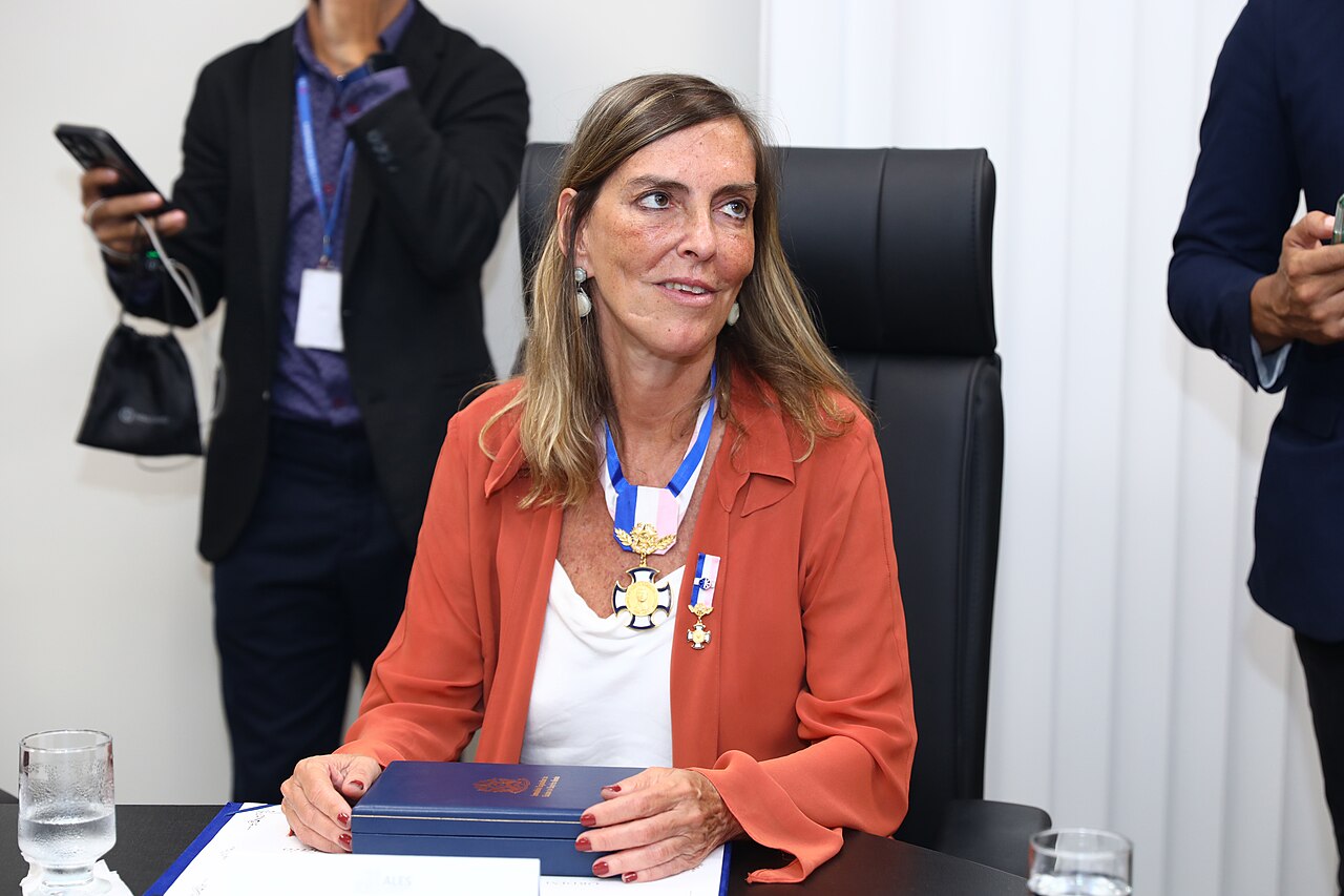 Tatiana Sampaio durante entrega de comendas na Assembleia Legislativa do Espírito Santo, em fevereiro de 2026