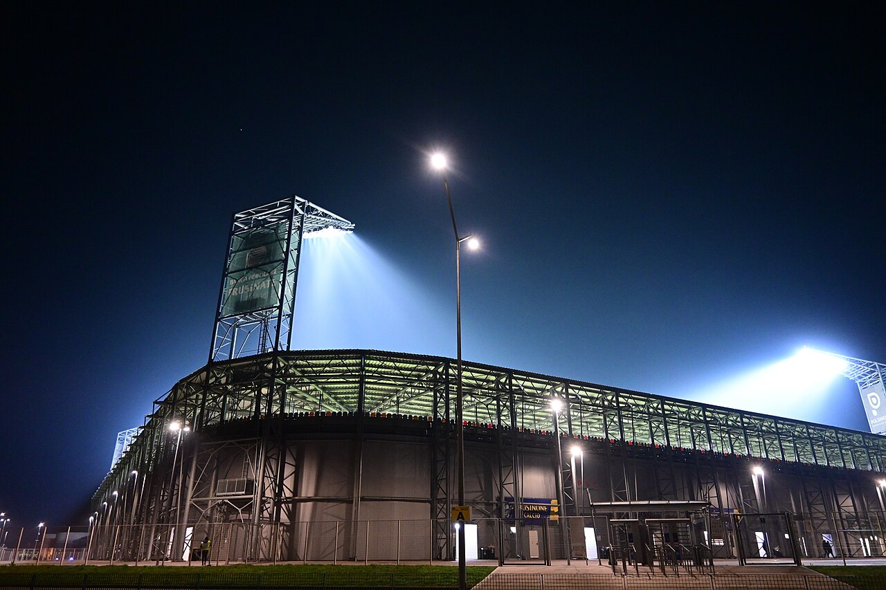 Estádio Benito Stirpe, do Frosinone, em jogo noturno (foto de arquivo, ilustrativa)