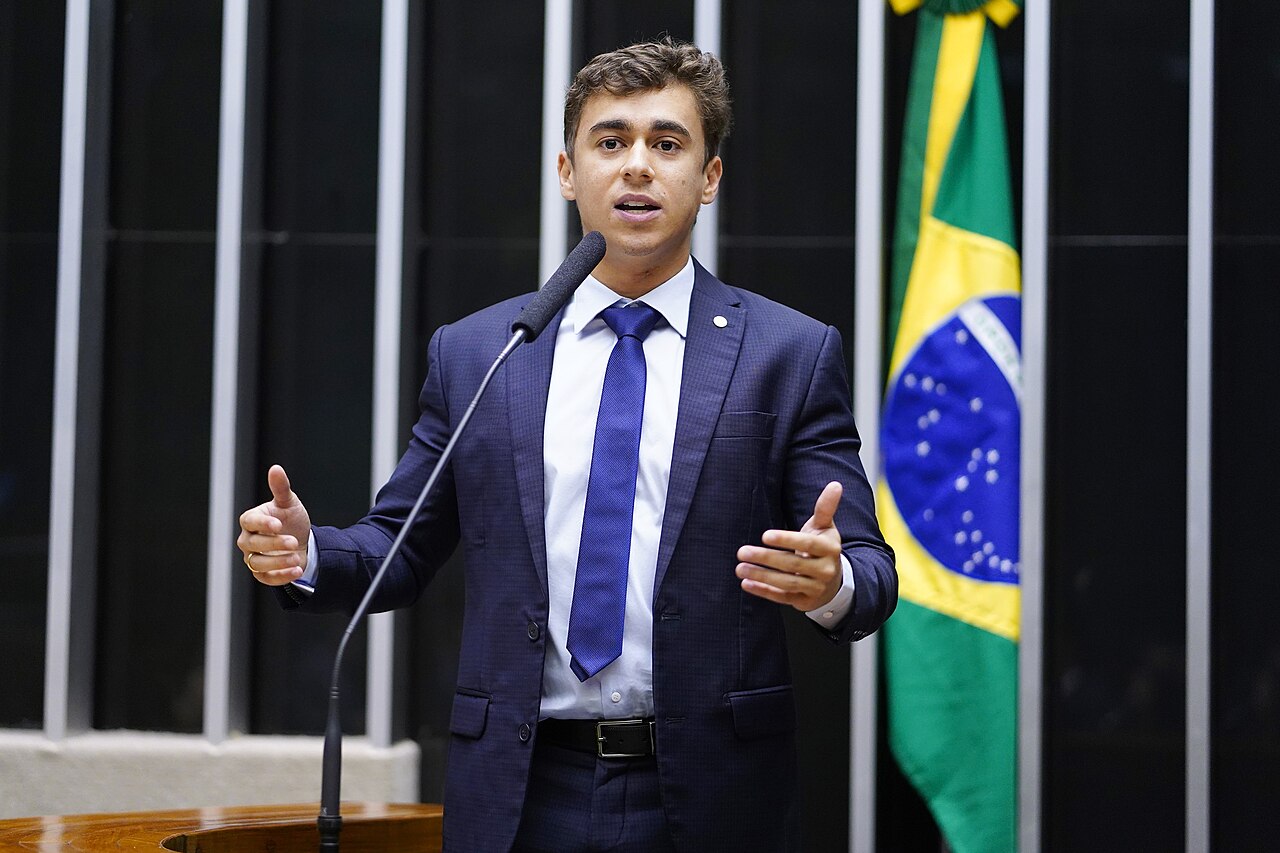 Nikolas Ferreira na tribuna da Câmara dos Deputados, em foto de 2023