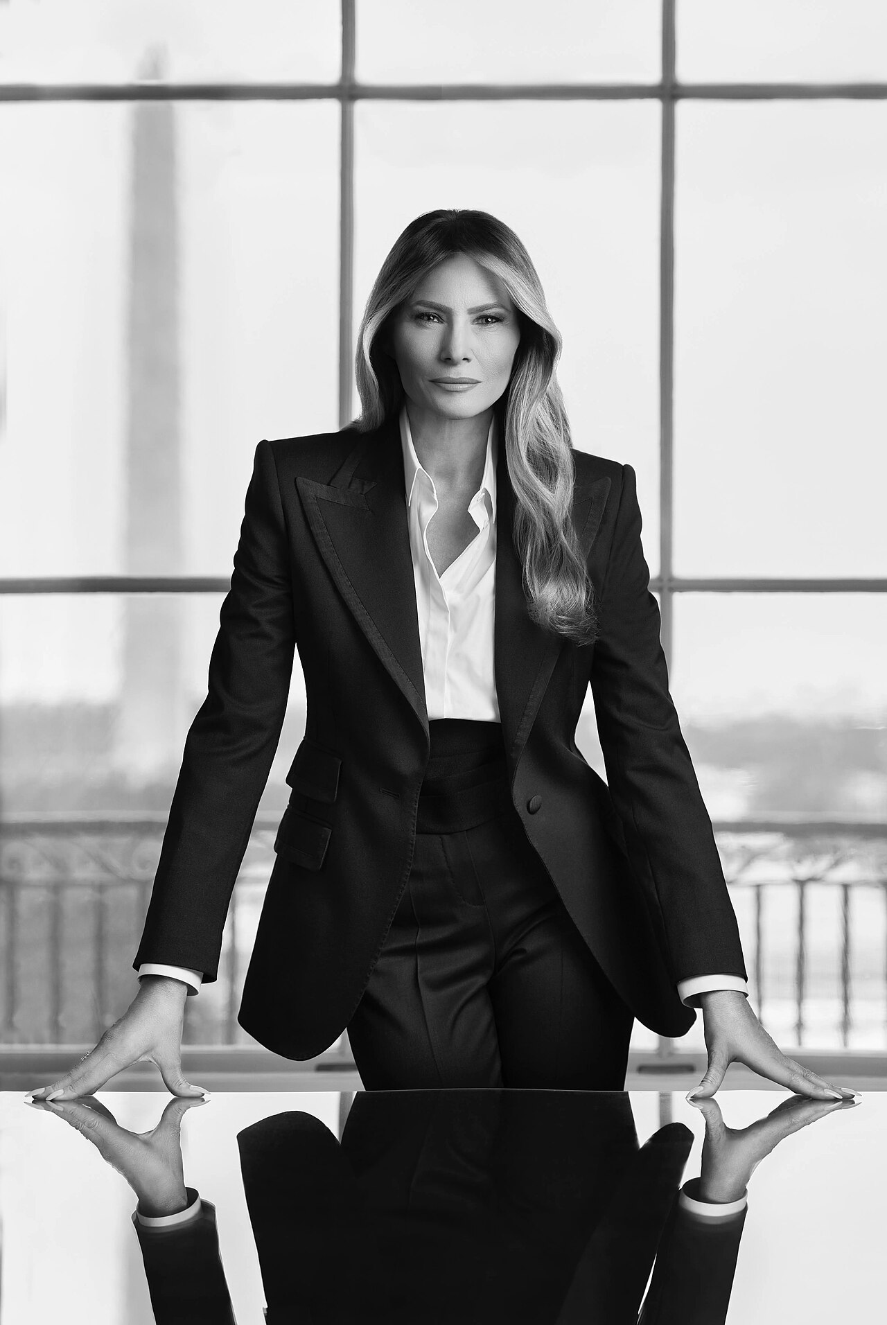 Retrato oficial de Melania Trump na Casa Branca, divulgado em 2025